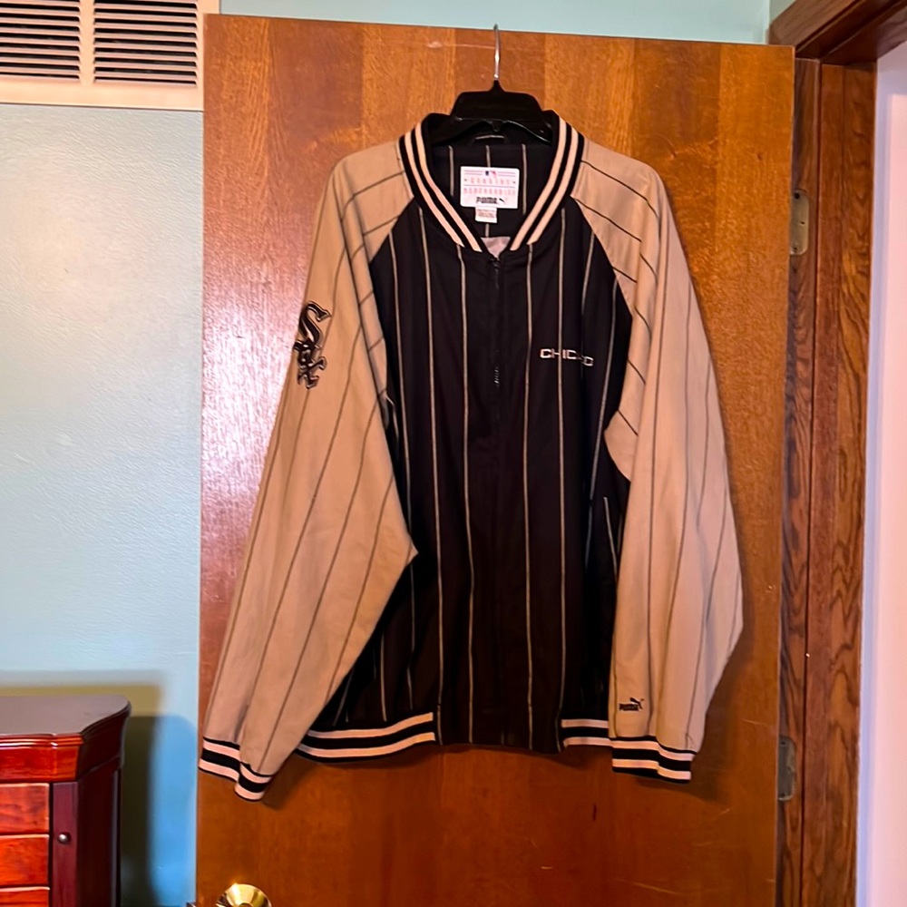 Lightweight men’s front zip White Sox jacket